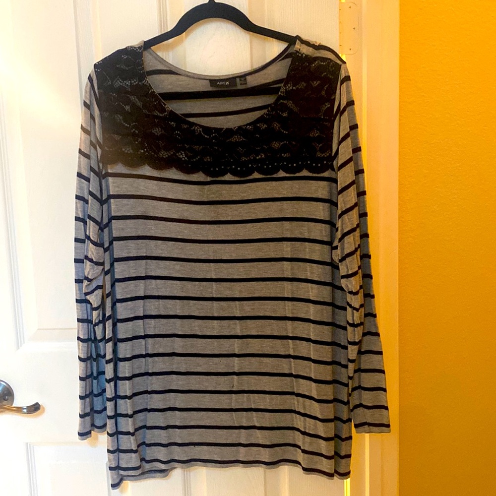 Apt 9 long sleeve grey with black stipe and lace top 2x